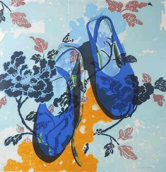 Maria Luisa Sanz - Blue Shoes - 102 x 97,5 cm - Zeefdruk op papier - in zilverkleurige kunststof lijst
