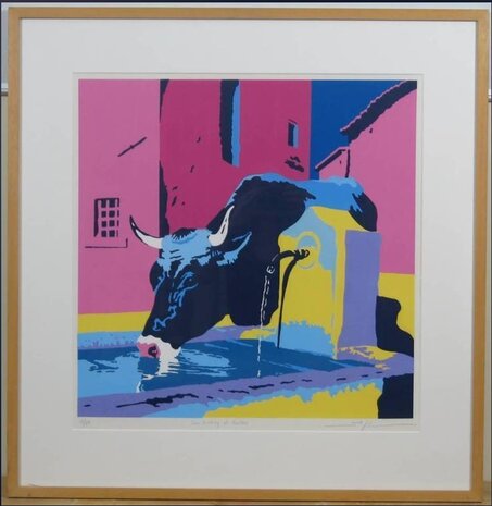 Marco Kooiman - Cow drinking at fountain - 80 x 78 cm - Zeefdruk op papier
